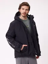 Campera técnica de invierno marca Rusty, color negro, con capucha ajustable, cierre frontal con solapa y bolsillos laterales. Presenta logo de la marca estampado en blanco en la manga y en el pecho.