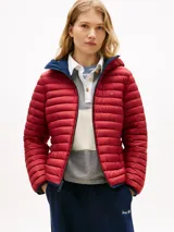 Campera puffer ligera roja con capucha y cierre frontal de cremallera. Presenta diseño acolchado horizontal, bolsillos laterales con cierre y el logo bordado en el pecho.