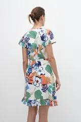 Vestido midi cruzado con estampa floral multicolor y cinturón.