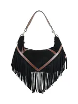 Cartera tipo bolsón de gamuza negra con detalles en cuero liso marrón y flecos largos en todo el borde inferior. Cuenta con una correa de hombro integrada y cierre central.