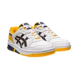 Championes Asics modelo EX89, de diseño retro inspirado en el básquetbol, con combinación de colores blanco y negro. Presentan una estructura de cuero con perforaciones en la puntera, cordones al tono y suela de goma resistente.