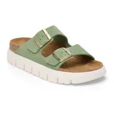 Sandalia de dos correas con hebillas metálicas doradas, confeccionada en gamuza color verde. Presenta una plantilla anatómica de corcho y una suela de plataforma dentada en color blanco.
