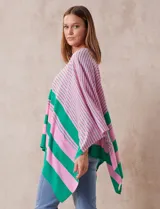 Poncho tejido marca Do Everything In Love, con rayas horizontales rosas y verdes.