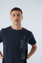 Remera azul marino de algodón con cuello redondo y manga corta. Estampado frontal con texto en color blanco.