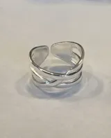 Anillo de acero ajustable, diseño entrelazado con bandas múltiples de acabado brillante.