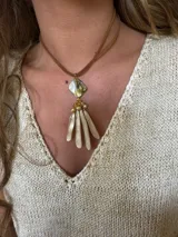 Collar con cordón doble marrón y dije colgante con forma de rombo de nácar, cuentas doradas y flecos metálicos dorados.