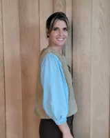 Chaleco de denim con diseño a rayas verticales, cuello redondo y corte recto. Presenta pespuntes en contraste y detalle de aberturas en los laterales.