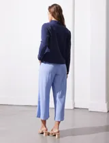 Campera Dash de algodón con textura tipo gasa, cuello solapa, cierre frontal con botones y bolsillos delanteros con solapa.
