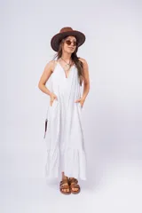 Vestido largo negro con escote en V, breteles finos y falda amplia con volado en el ruedo.