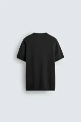 Camiseta de punto de corte regular, confeccionada en una mezcla de viscosa. Presenta cuello redondo y mangas cortas con acabados en rib.