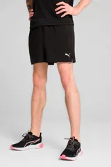 Short deportivo Puma modelo Tad Essentials 5 Woven, color negro, con el logo de la marca estampado en blanco en una pierna.