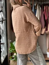 Camisa de manga larga color tostado con diseño de cuadrillé fino, cuello camisero y cierre frontal con botones.