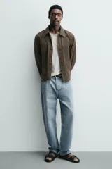 Sandalia negra con dos tiras anchas ajustables mediante hebillas cuadradas. Presenta una plantilla anatómica y suela plana a tono.