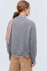 Sweater crudo de lana con cuello redondo y mangas raglán.