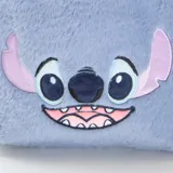 Bolso de mano pequeño, tipo cesta, de material peluche azul claro con el rostro bordado del personaje Stitch de Disney. Posee dos asas cortas de mano.