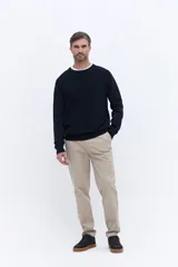 Sweater de cuello redondo con frente texturizado y mangas y espalda lisas. Confeccionado en algodón, presenta un diseño versátil ideal para usar en capas.