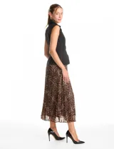 Vestido midi de estilo sastre con cuerpo tipo chaleco negro de cuello solapa y escote en V, con cierre lateral y cinturón con hebilla. La falda es plisada con estampado animal print y cuenta con forro interno.