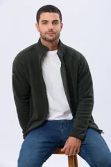 Campera de polar texturado grueso con interior de micropolar, cuello alto y cierre frontal completo. Cuenta con múltiples bolsillos funcionales con cierre y ajuste elástico en la cintura.