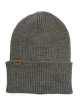 Gorro tipo beanie de tejido de punto acanalado en color gris, con vuelta y etiqueta de cuero sintético con logo de pato en el frente.