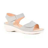Sandalias grises con plataforma blanca y ajuste con velcro.