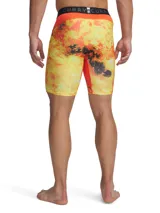 Short de compresión Under Armour Curry, confeccionado en tejido HeatGear ultraligero con tecnología de secado rápido. Presenta un estampado abstracto en tonos amarillos y naranjas, con paneles de malla para ventilación y cintura elástica ancha con el logo de Curry.