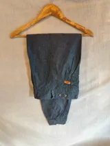 Bombacha de campo confeccionada en lino y algodón, de color beige, con cierre reforzado, botones de madera y puños ajustables en los tobillos.