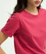 Remera básica de cuello redondo y manga corta con detalle de dobladillo, confeccionada en algodón suave.