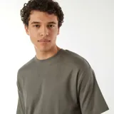 Remera verde de algodón con cuello redondo y corte recto.