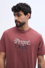 Remera de algodón blanca de manga corta y calce clásico, con estampa central vintage en tonos beige y azul.
