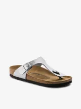 Sandalias Birkenstock modelo Gizeh de color plateado metálico. Presentan una tira de material sintético con hebilla de metal ajustable y una plantilla anatómica de corcho y látex forrada en gamuza.