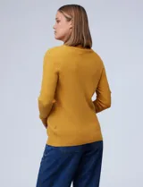 Buzo azul de tejido de punto con textura acanalada, cuello alto y mangas largas.