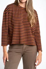 Remera de manga larga con diseño a rayas horizontales en color verde oliva y blanco, de corte holgado y cuello redondo.