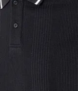 Polo de hombre marca Marfinno, confeccionada en tejido de media malla con textura rayada. Presenta cuello polo con botones y mangas cortas con terminaciones en rib con detalles contrastantes.
