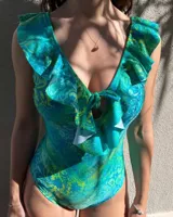 Malla enteriza estampada con volados en el escote y lazo ajustable en el centro del busto.