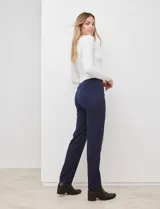 Pantalón de vestir verde oscuro, marca Zac & Rachel, con pretina con faja interna modeladora y bolsillos rectos delanteros y traseros simulados.