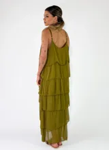 Vestido largo tipo solera de color terracota, con tirantes finos y diseño en capas escalonadas.
