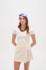 Top de viscosa blanco, de corte entallado, mangas cortas y cuello bote.
