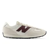 Championes urbanos New Balance modelo 718, color beige con detalles en bordó y suela negra, confeccionados con paneles de gamuza y malla, con el logo "N" característico en los laterales.
