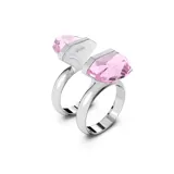 Anillo con doble banda plateada y cristal rosa en forma de pera con cierre magnético. Diseñado por Giovanna Engelbert para Swarovski.