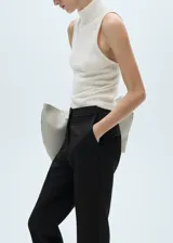 Pantalon de vestir de corte recto, con tiro medio, trabillas para cinturón, bolsillos laterales y bolsillos traseros de ribete.