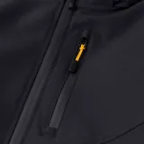 Chaqueta técnica negra de Caterpillar, diseñada con tecnología Storm Blocker+ para protección contra agua y viento. Cuenta con capucha ajustable y extraíble, cierre frontal completo con protector de barbilla, bolsillo en el pecho y bolsillos laterales con cremalleras impermeables, y logo de la marca en el brazo.