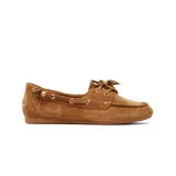 Zapato tipo náutico de gamuza color marrón, con cordones frontales y detalle de cuentas decorativas en los laterales y en el empeine. Presenta ojales metálicos dorados y suela plana al tono.