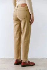 Pantalón color arena de algodón con spandex y lado interior afelpado, de tiro alto y corte holgado.