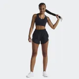 Short deportivo negro con cintura elástica alta y aberturas laterales en el dobladillo para mayor movilidad.