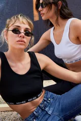 Top corto negro de morley con escote redondo bajo y elástico con logo en el bajo busto.