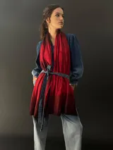 Bufanda roja de tejido fino y suave 100% lana merino teñida con técnica tie-dye.