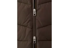 Parka acolchada color marrón chocolate, con diseño puffer, capucha integrada, cierre frontal y bolsillos laterales.
