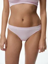 Bombacha tipo bikini de tiro bajo confeccionada en microfibra seamless, diseñada para un ajuste suave y sin marcas. Cuenta con fundillo de algodón para mayor frescura.