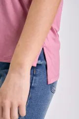 Remera de manga corta con escote en V, de corte clásico y ajuste relajado.