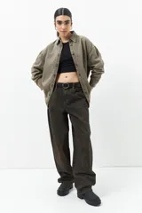 Camisa de jean celeste de manga larga con botones marrones.